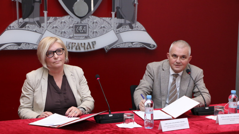 Kompanija dm donira pametne klupe Gradskoj opštini Vračar